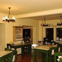 Salle du petit-déjeuner située dans le restaurant Casa Doina Fotos
