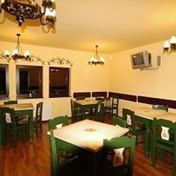 Salle du petit-déjeuner située dans le restaurant Casa Doina Fotos