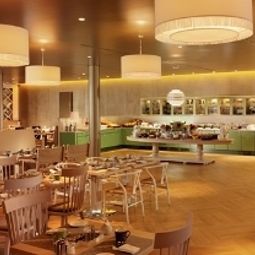 Зал для завтрака Swissôtel Dresden Am Schloss Fotos