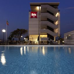 Photos des hôtels  ibis Bata