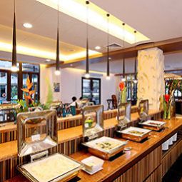 Salle du petit-déjeuner située dans le restaurant Novotel Phuket Vintage Park Resort Fotos