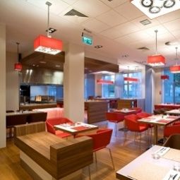 Salle du petit-déjeuner située dans le restaurant ibis Kaunas Centre Fotos