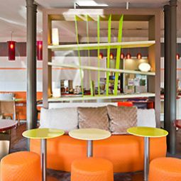 Salle du petit-déjeuner située dans le restaurant ibis Styles Bayonne Gare Centre Fotos