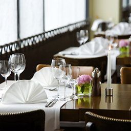 Salle du petit-déjeuner située dans le restaurant Pullman Berlin Schweizerhof Fotos