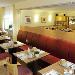 Salle du petit-déjeuner située dans le restaurant ibis Saarbruecken City Fotos