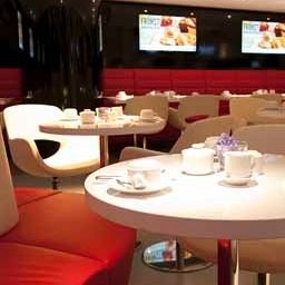 Salle du petit-déjeuner située dans le restaurant Dormero Fotos