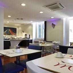 Salle du petit-déjeuner située dans le restaurant Mercure Napoli Angioino Centro Fotos