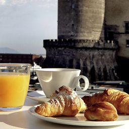 Salle du petit-déjeuner située dans le restaurant Mercure Napoli Angioino Centro Fotos