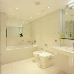 Bathroom Royal Garden Hotel Fotos