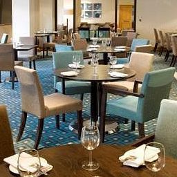 Salle du petit-déjeuner située dans le restaurant Menzies Hotels London Gatwick Chequers Fotos