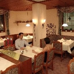 Salle du petit-déjeuner située dans le restaurant Kastanienhof Fotos