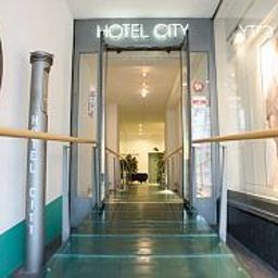 Reception City am Bahnhof Fotos
