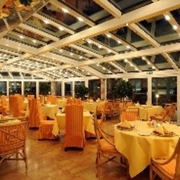 Salle du petit-déjeuner située dans le restaurant Riessersee Garmisch Fotos