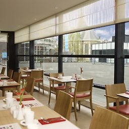 Salle du petit-déjeuner située dans le restaurant Mercure Hotel Den Haag Central Fotos