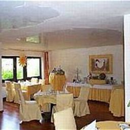 Salle du petit-déjeuner située dans le restaurant Quellenhof Fotos