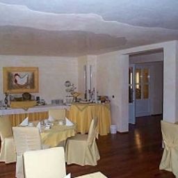 Salle du petit-déjeuner située dans le restaurant Quellenhof Fotos