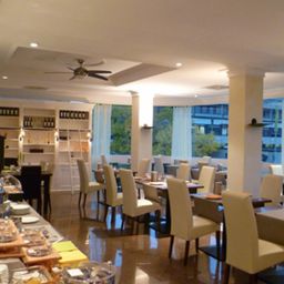 Salle du petit-déjeuner située dans le restaurant Parkhotel David Fotos