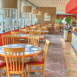 Salle du petit-déjeuner située dans le restaurant Leonardo Fotos