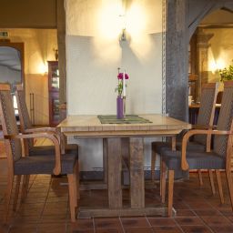 Salle du petit-déjeuner située dans le restaurant Liebenstein Schlosshotel Fotos