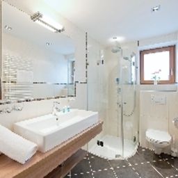 Ванная Schweizerhof Sport-Beautyhotel Fotos