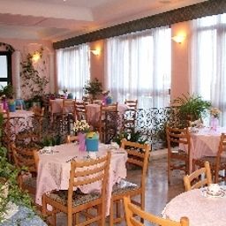 Sala de desayuno en el restaurante Astoria Fotos
