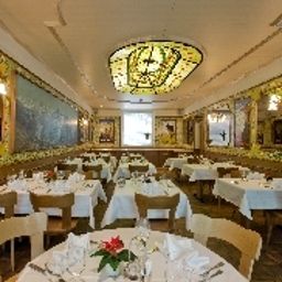 Salle du petit-déjeuner située dans le restaurant Ambassador Fotos