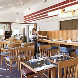 Sala de desayuno en el restaurante Novotel Stevenage Fotos