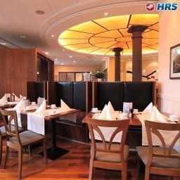 Salle du petit-déjeuner située dans le restaurant Schweizerhof Fotos