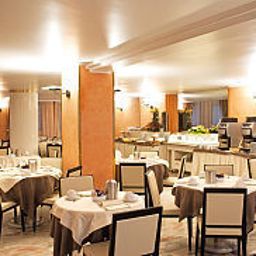 Sala de desayuno en el restaurante Giberti Fotos