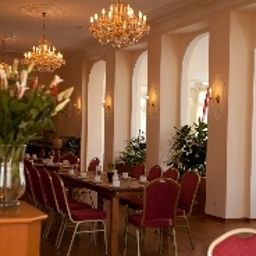 Salle du petit-déjeuner située dans le restaurant Zum Bahnhof Fotos