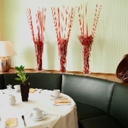 Salle du petit-déjeuner située dans le restaurant Zum Bahnhof Fotos