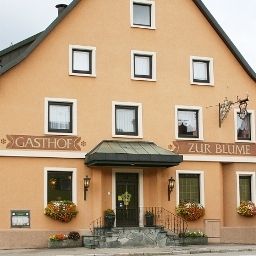 Exterior view Zur Blume Fotos