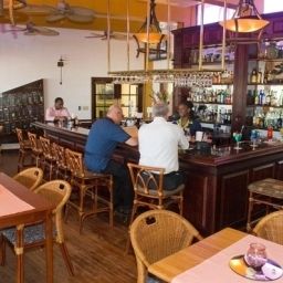 Bar Radisson Fort George Hotel and Marina Fotos