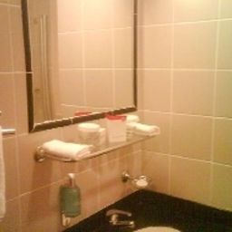 Bathroom Ramada Viking Waterford Fotos
