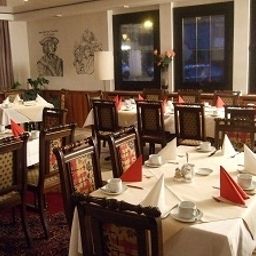 Salle du petit-déjeuner située dans le restaurant Wilder Mann Fotos