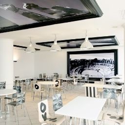 Salle du petit-déjeuner située dans le restaurant Arles Plaza Fotos