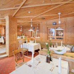 Sala de desayuno en el restaurante Das Central Alpine- Luxury- Life Fotos