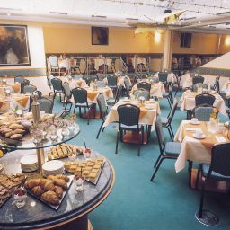 Salle du petit-déjeuner située dans le restaurant Adria Fotos