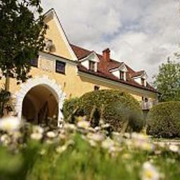 Außenansicht Schlosshotel Obermayerhofen Fotos