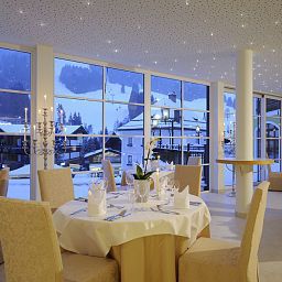 Sala de desayuno en el restaurante Saalbacher Hof Fotos
