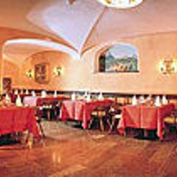 Sala de desayuno en el restaurante Schrofenstein Fotos