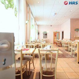Sala colazione nel ristorante Isartor Garni Fotos