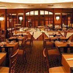 Salle du petit-déjeuner située dans le restaurant De la Ville Fotos