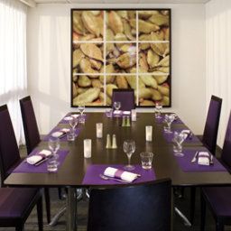 Salle du petit-déjeuner située dans le restaurant Novotel Lyon Bron Fotos