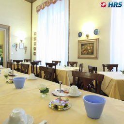 Salle du petit-déjeuner située dans le restaurant Villa Liana Fotos