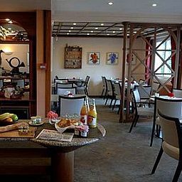 Salle du petit-déjeuner située dans le restaurant Les Remparts Logis Fotos