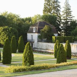 Exterior view Chateau de Gilly Grandes Etapes Francaises Fotos