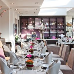 Salle du petit-déjeuner située dans le restaurant Golfhotel Vesper Fotos