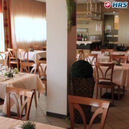 Salle du petit-déjeuner située dans le restaurant Primula Fotos