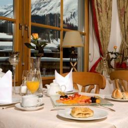 Sala de desayuno en el restaurante Haldenhof Pension Fotos